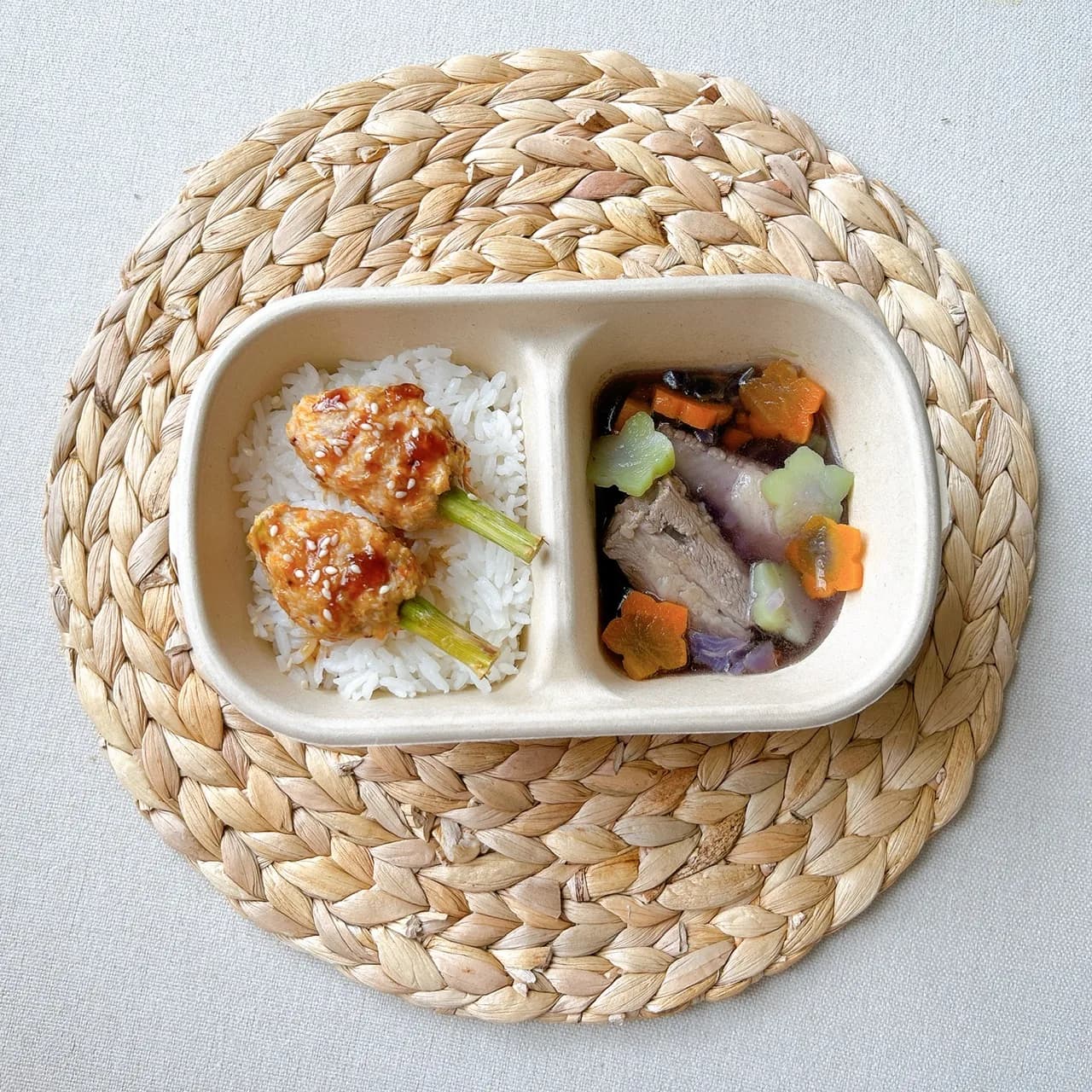 Cơm chạo chả mực rau củ nướng sốt tekiyaki kèm canh rau củ đậu mix sườn non