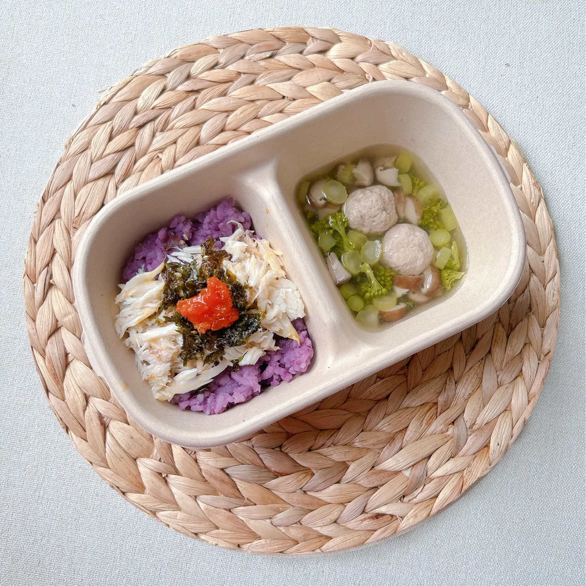 Cơm khoai lang kèm cua hấp, rong biển rắc và canh bông cải xanh, nấm hương, mọc viên