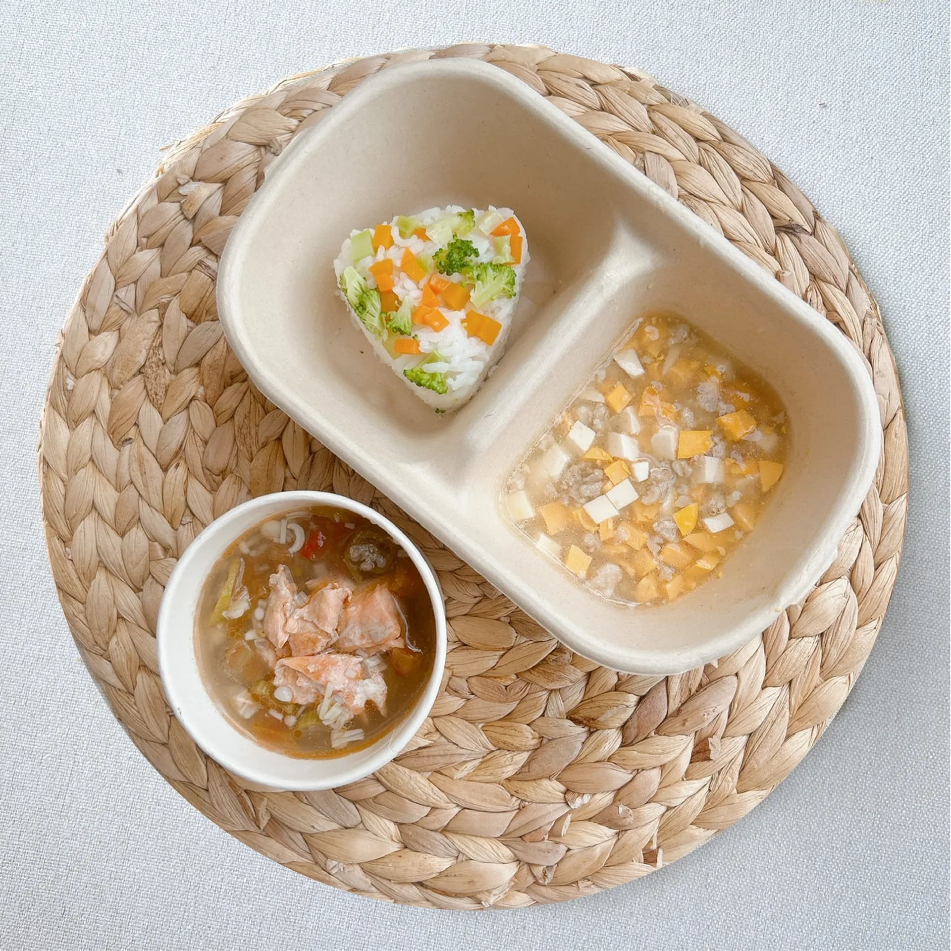 Cơm nắm rau củ kèm Đậu hũ non, trứng non sốt thịt bằm và canh chua nấm cá hồi