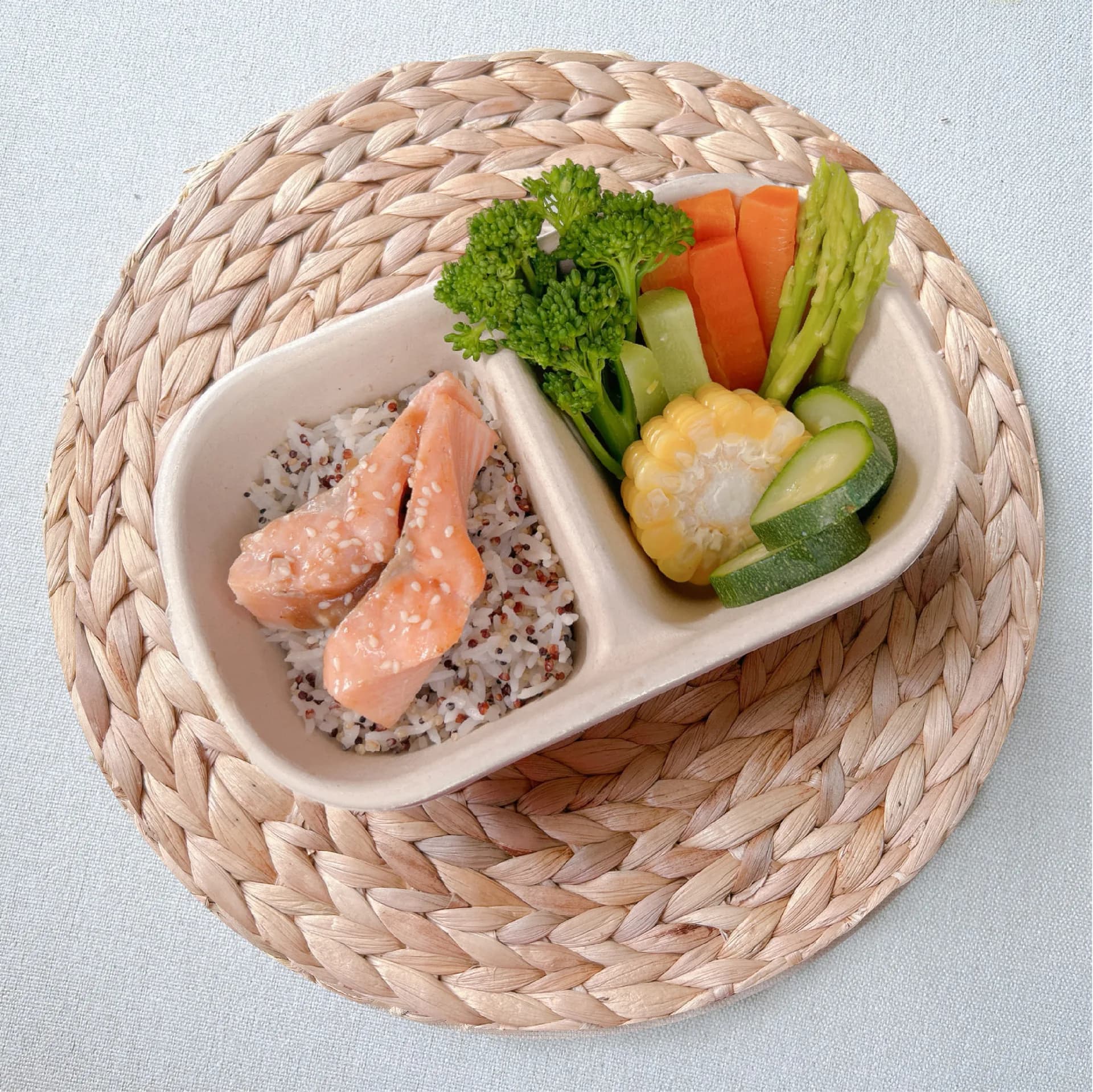 Cơm hạt quinoa Cá hồi nướng sốt tekiyaki kèm combo rau củ hấp