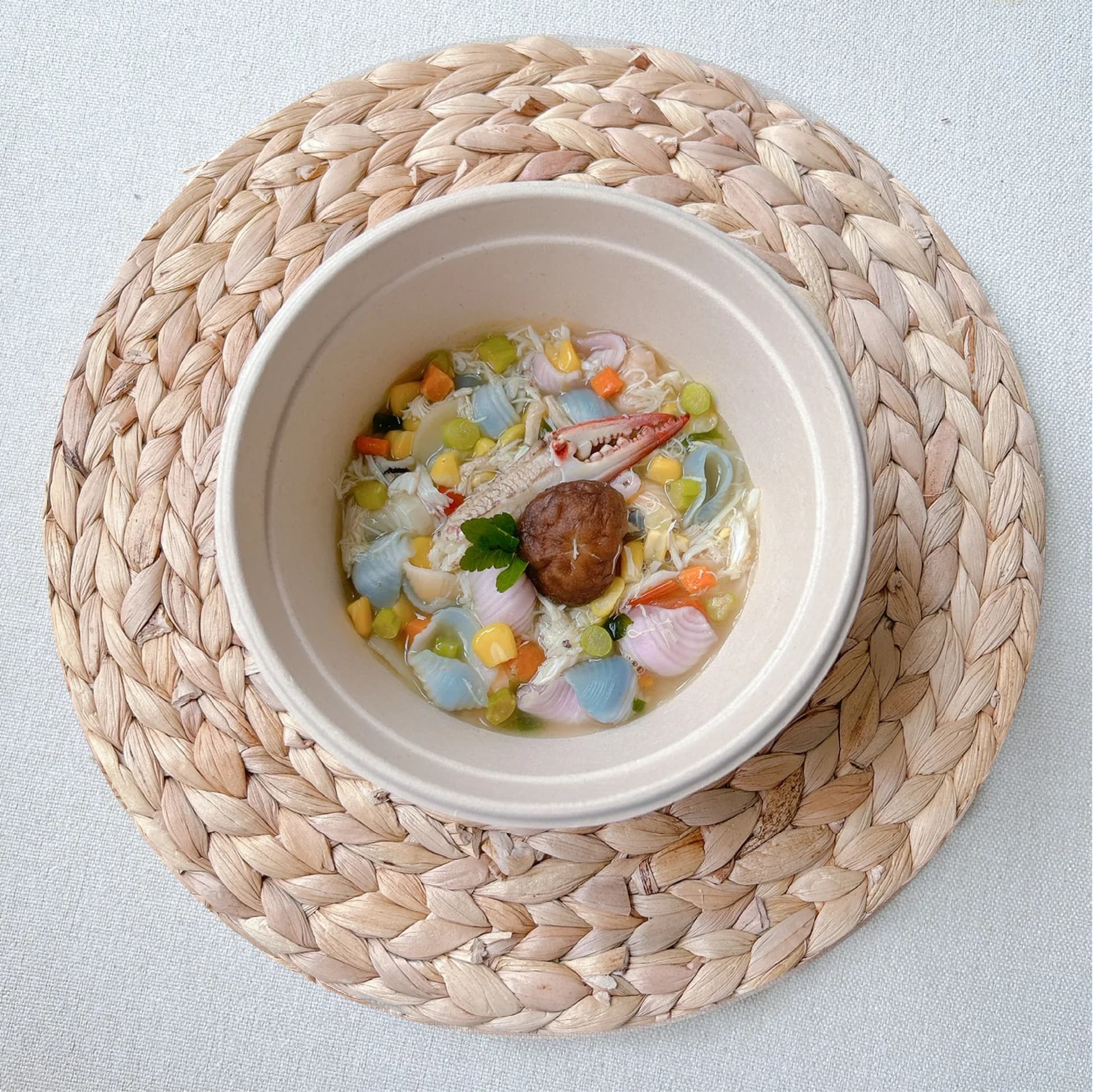 Nui rau củ Ghẹ nấu bắp, nấm, măng tây (dashi rau củ, thịt cua xé)